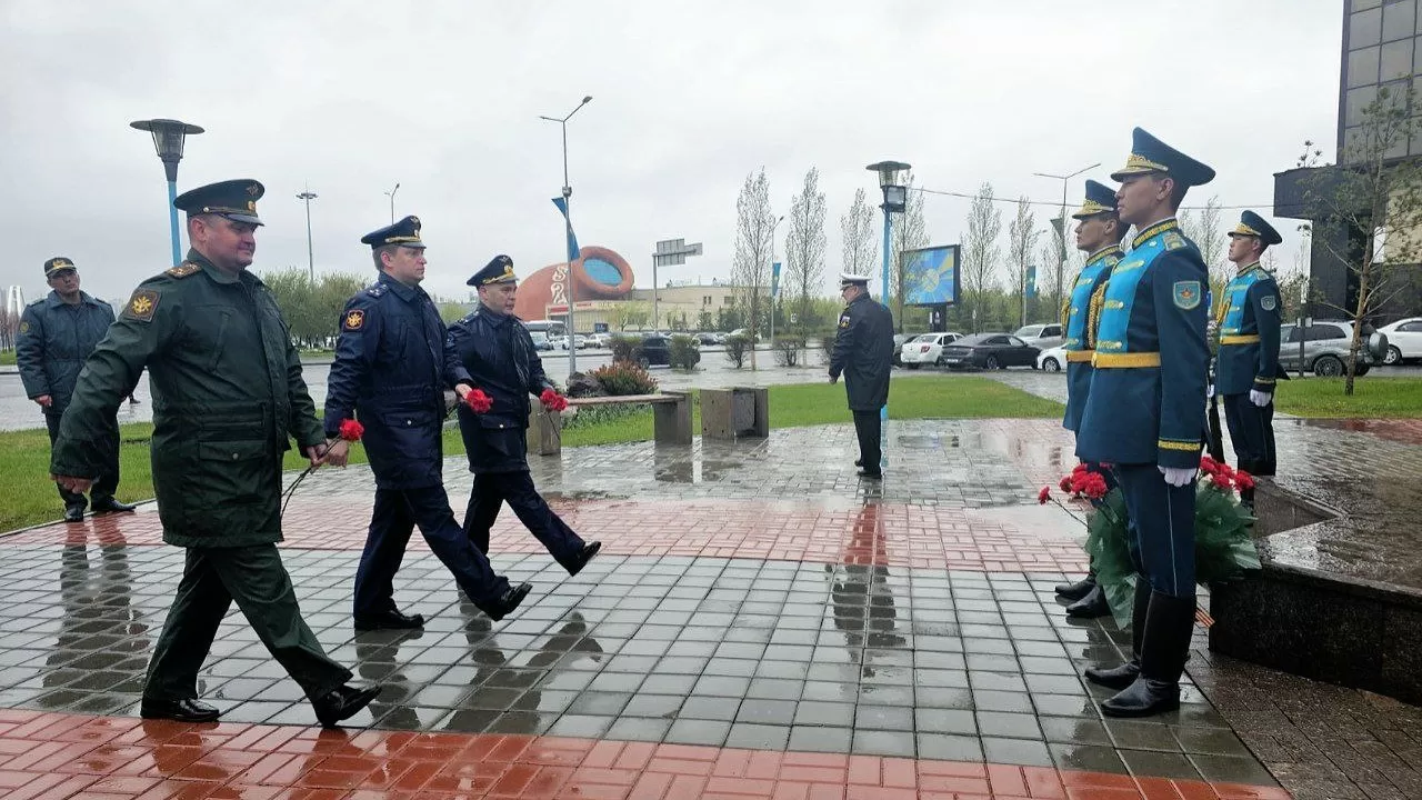 В Астане возложили цветы к памятнику Рахимжану Кошкарбаеву
