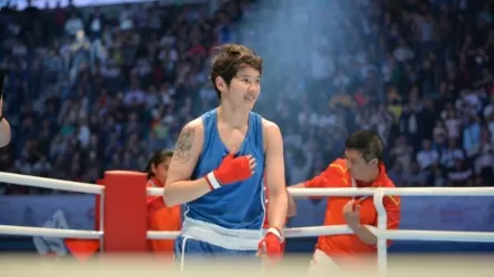 Назым Кызайбай досрочно победила на старте олимпийского отбора по боксу