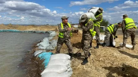Из подтопленных районов Казахстана продолжают откачивать воду 