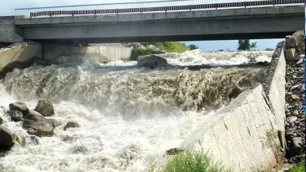 Из-за угрозы обрушения закрыли мост через реку Талгар в Алматинской области