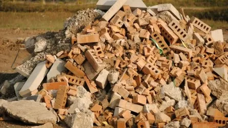 Водителя "КамАЗа" в Астане наказали за выброс строительного мусора