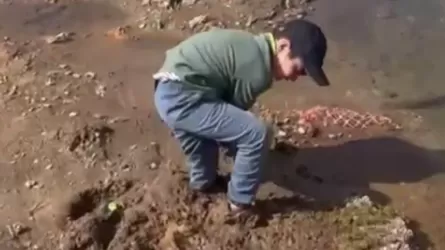 Ребенок застрял в грязи в Астане
