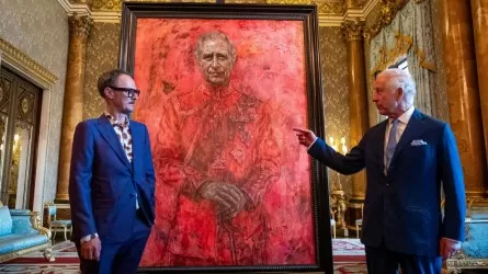 Король в красном: представлен первый официальный портрет британского монарха 