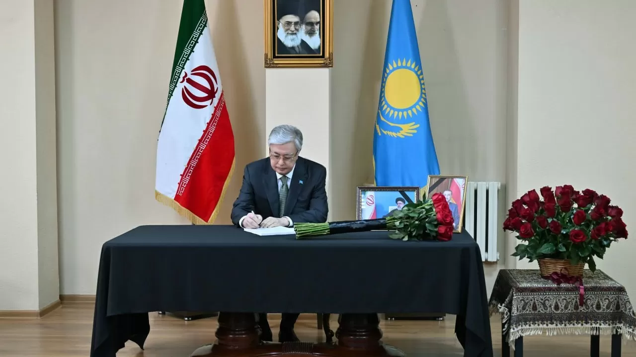 Гибель Раиси: Токаев посетил посольство Ирана в Казахстане
