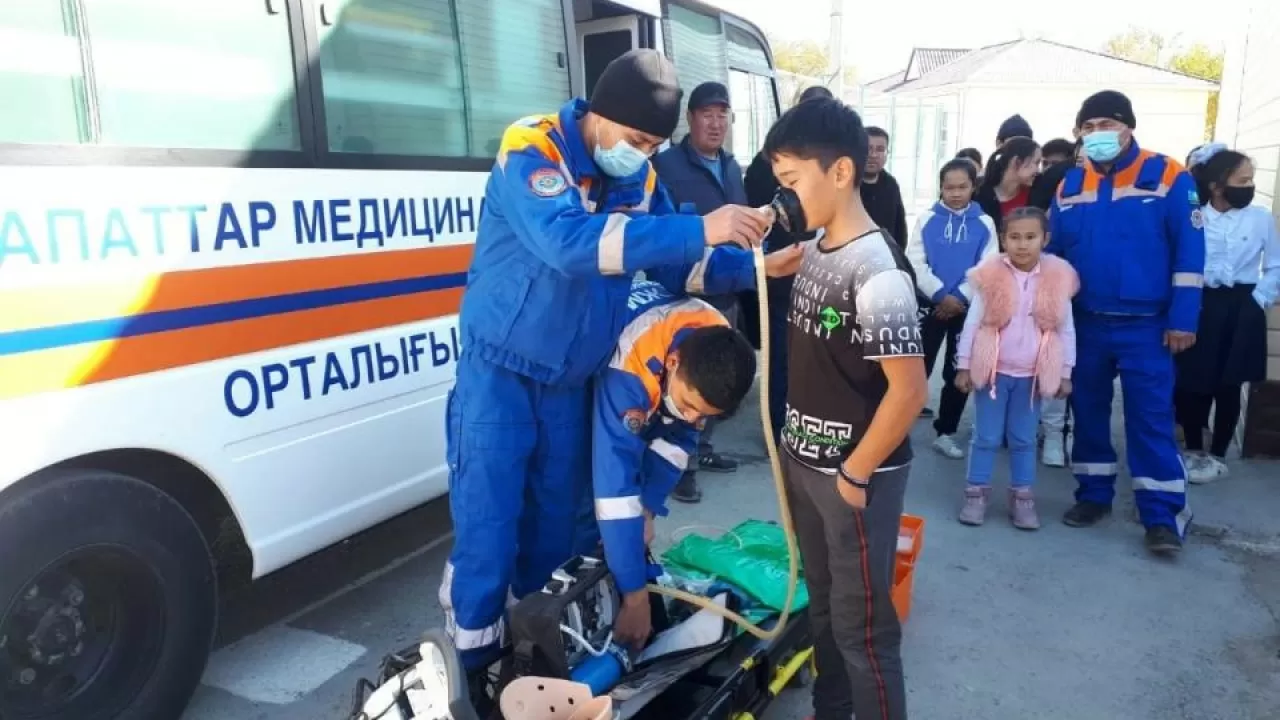 "Ерте ме, кеш пе осы мамандықты таңдар едім": Трассада адамдардың өмірін құтқарып жүрген ағайынды