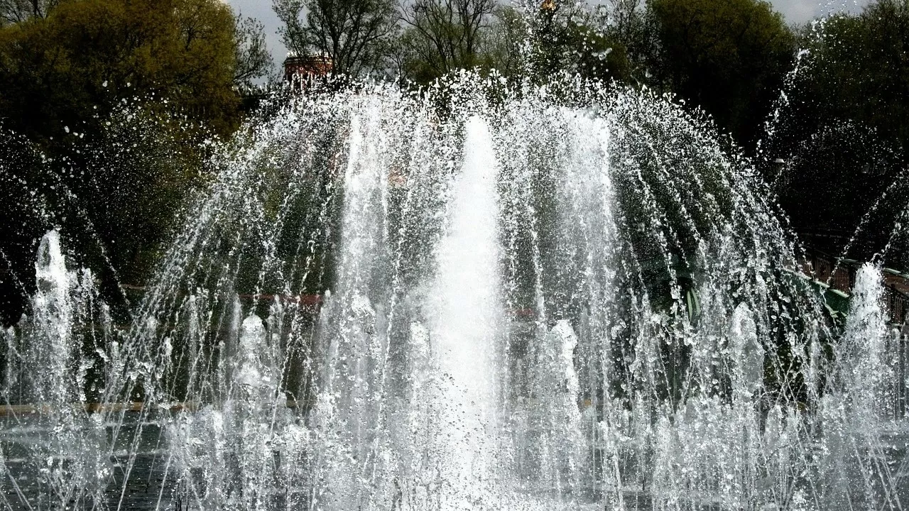 Парень умер у фонтана на территории КазНУ в Алматы