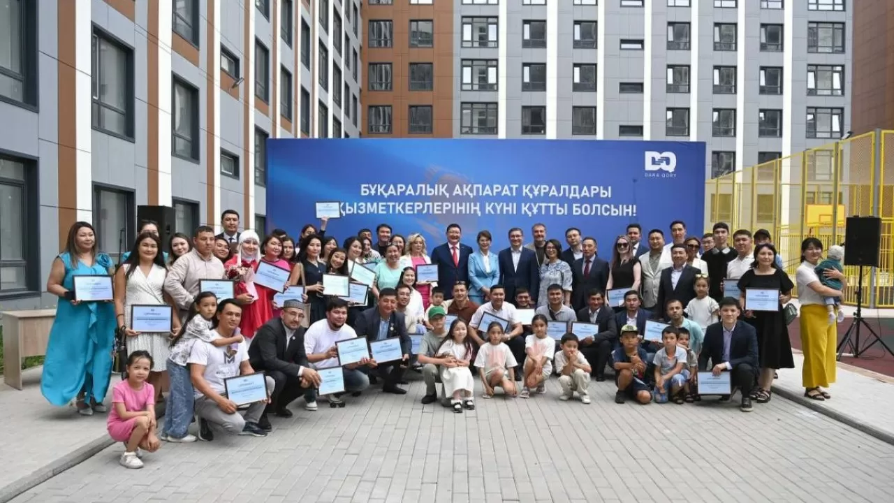 Работники СМИ получили сертификаты от квартир к празднику