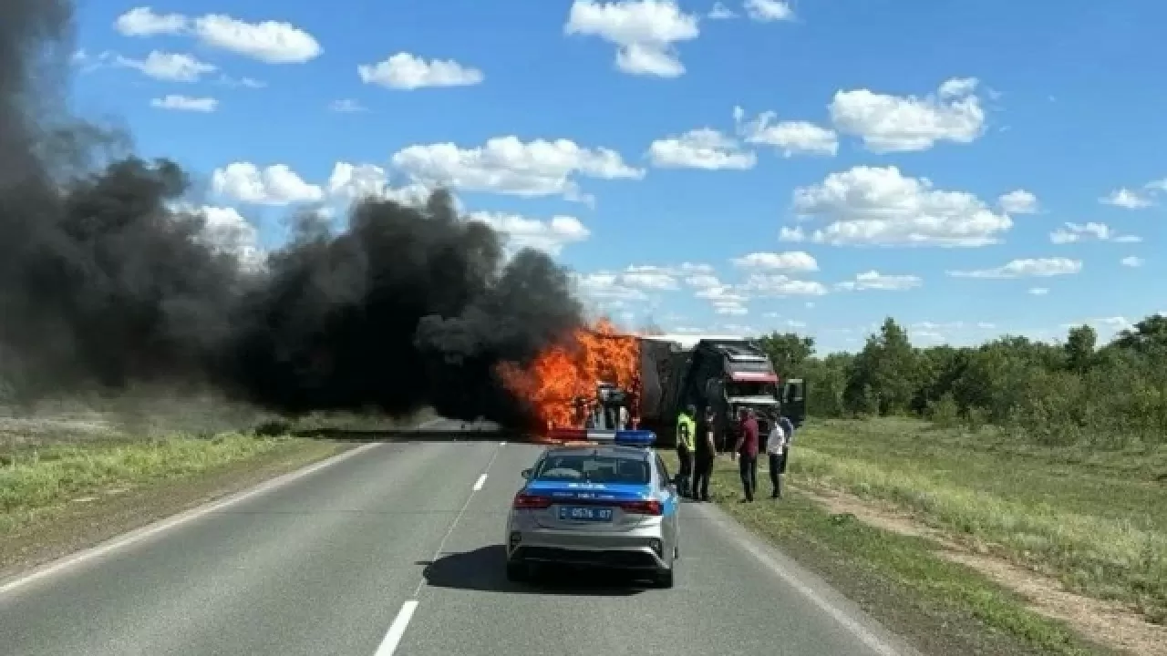 Люди сгорели в машине после ДТП в Западно-Казахстанской области 