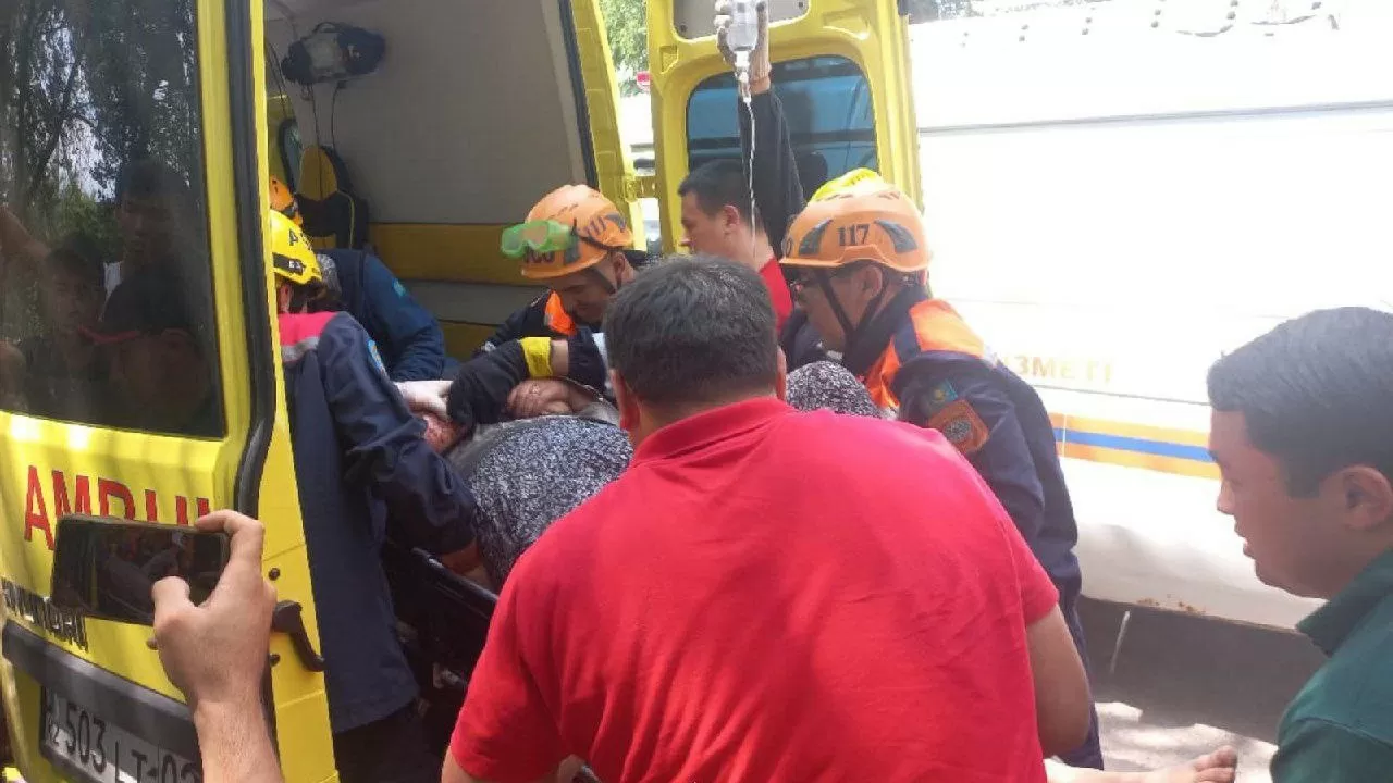 Спасатели достали из смятой в ДТП машины водителя в Алматинской области  