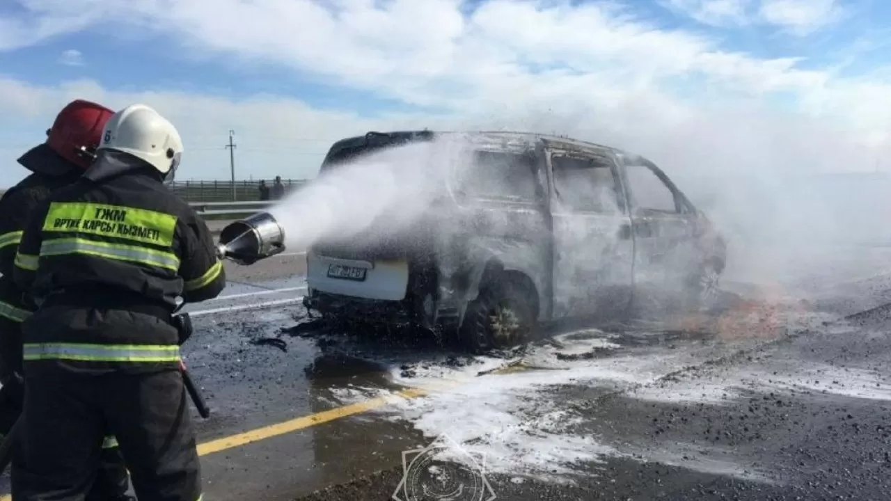 Автомобиль загорелся на трассе в Павлодарской области