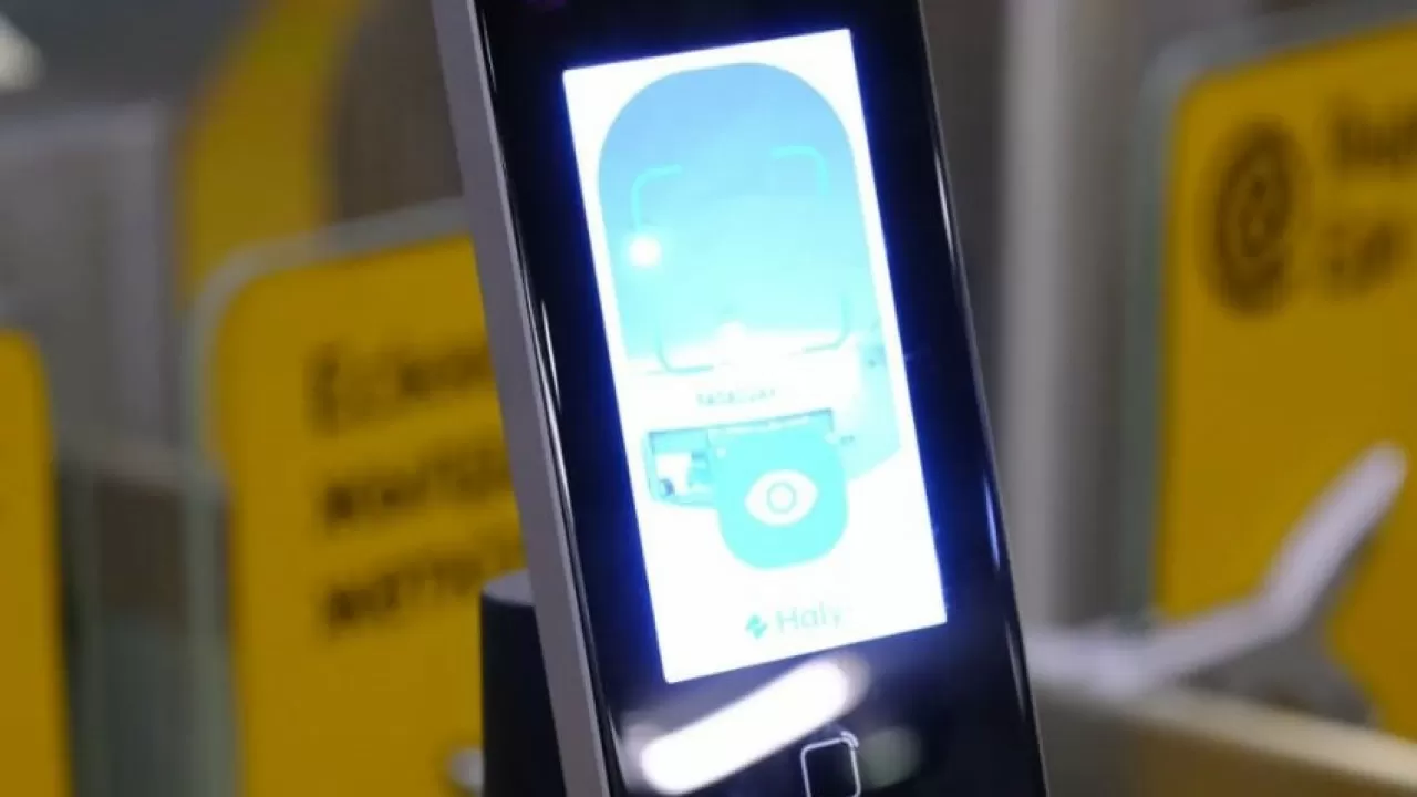 В метро Алматы ввели оплату по биометрии