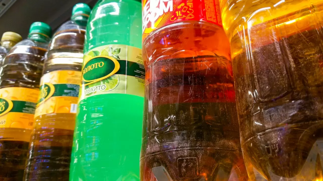 Казахстанцы за год выпивают больше миллиарда литров минералки и напитков
