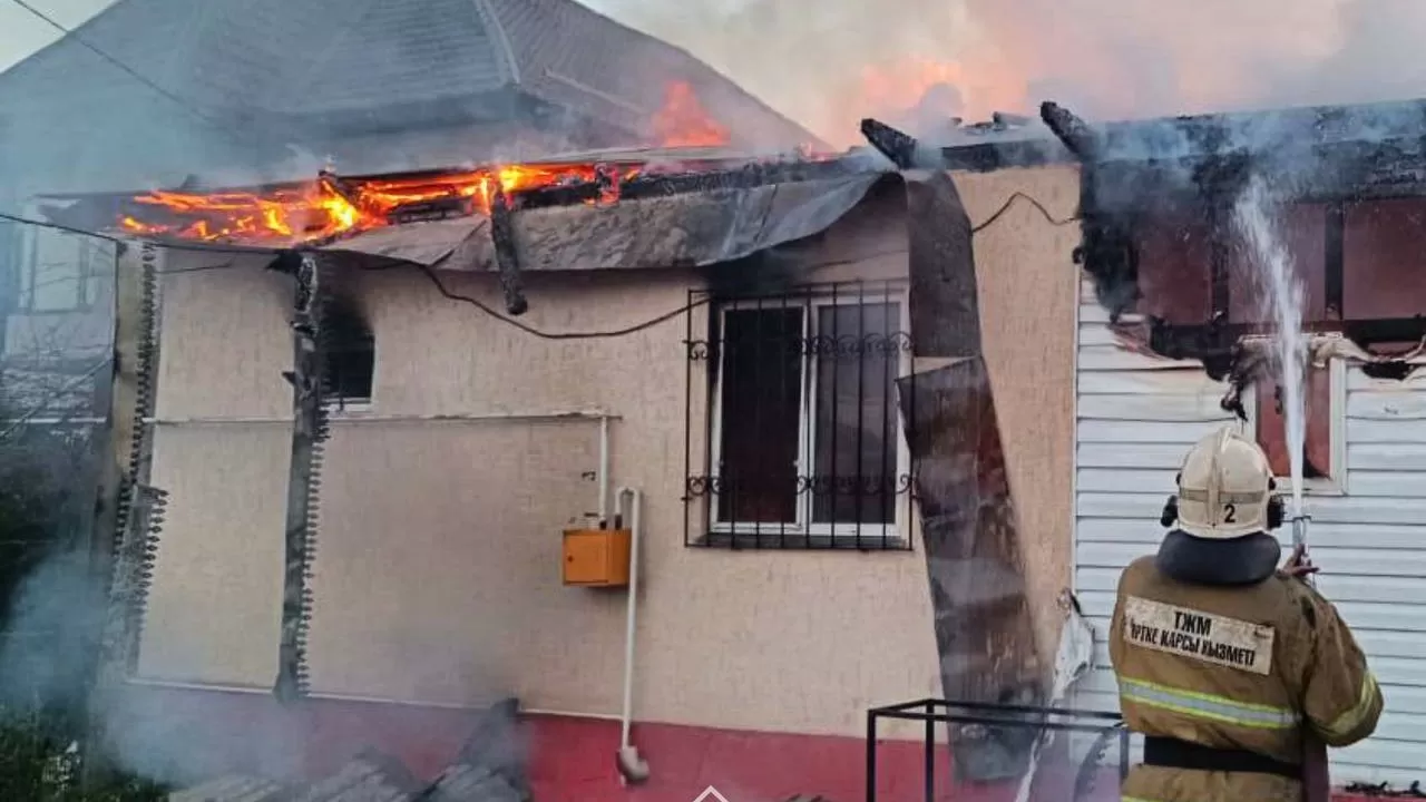 Пожарные ликвидировали загорание жилого дома в Алматинской области