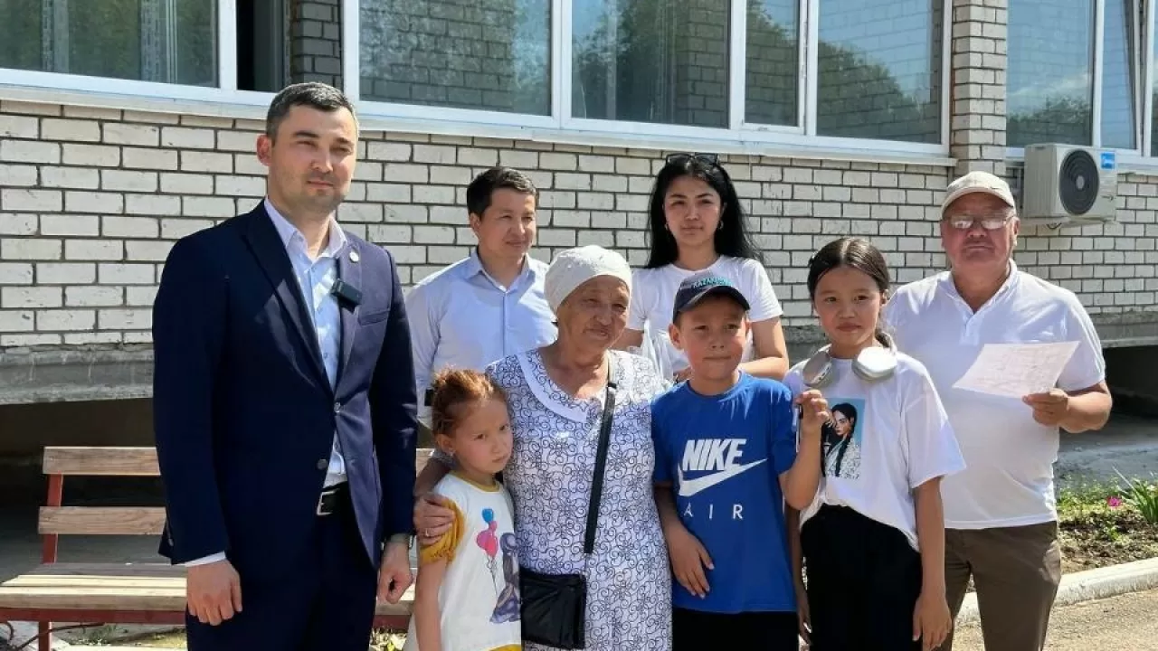 71 семья, жившая на дачах, получила новые квартиры в Уральске 