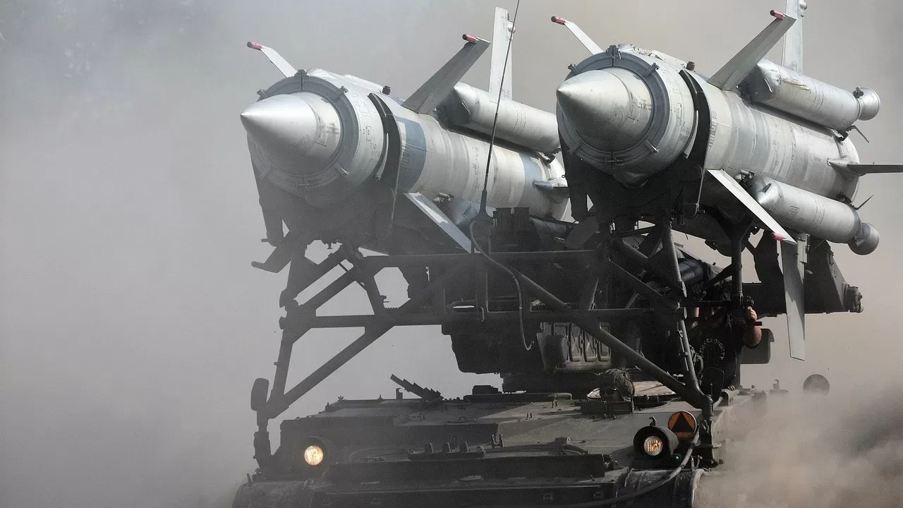 То мусор, то ракеты: КНДР запустила баллистический снаряд 