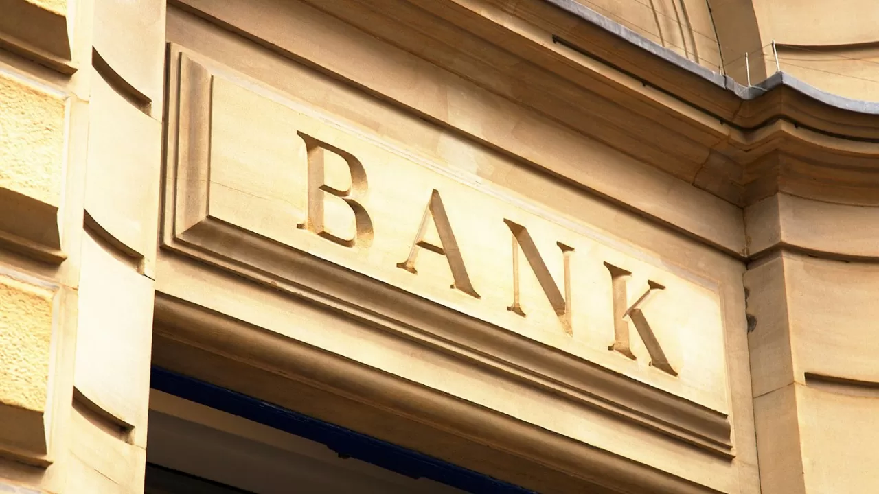 Почему государство не вмешивается в ценообразование банков, рассказал Олжас Бектенов