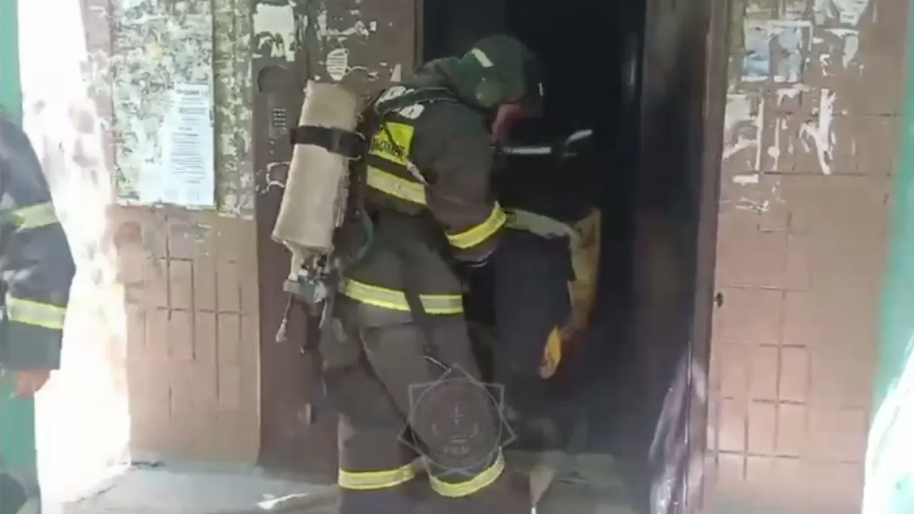 12 человек эвакуировали при пожаре в Усть-Каменогорске