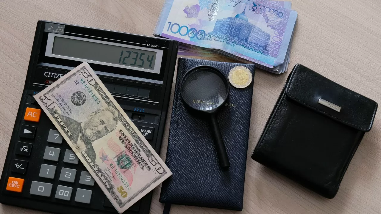 Сколько стоят доллар, евро и рубль в обменниках Астаны и Алматы?