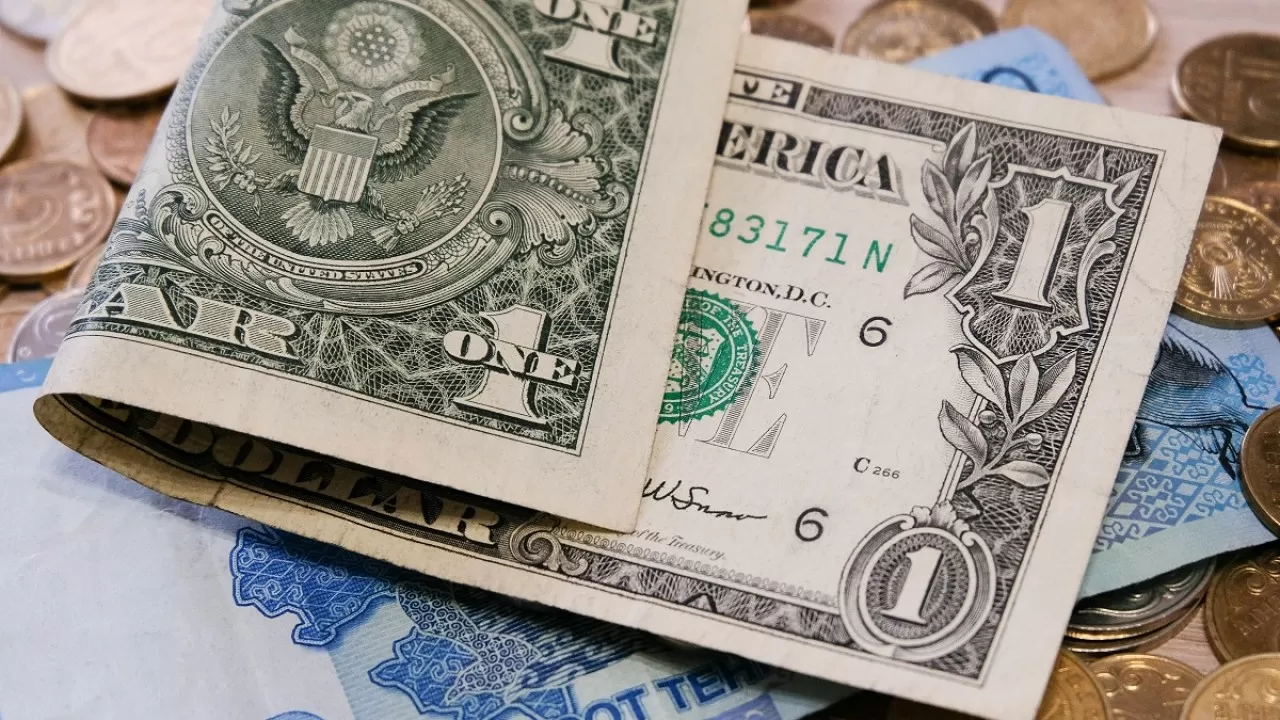 За сколько можно купить доллар и евро в Астане и Алматы?