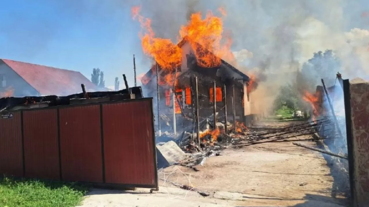 Пожар на площади более 300 кв.м. ликвидировали в Алматинской области