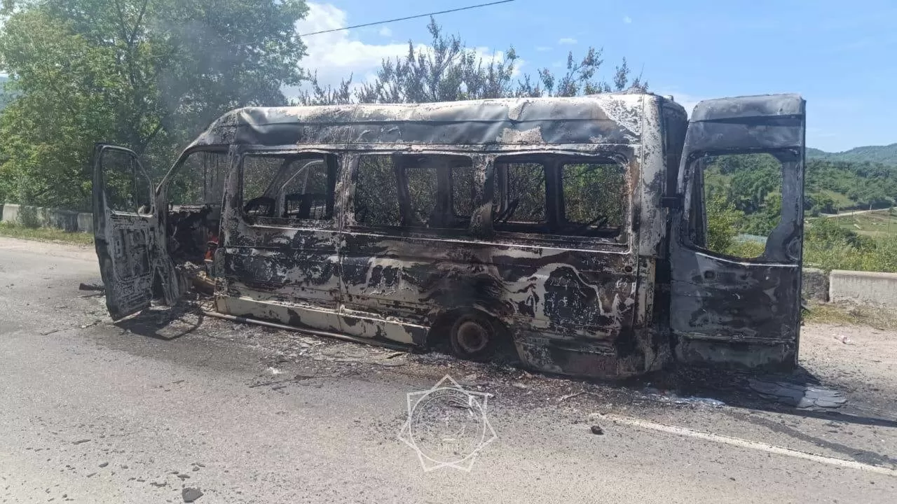 Микроавтобус сгорел в Алматинской области
