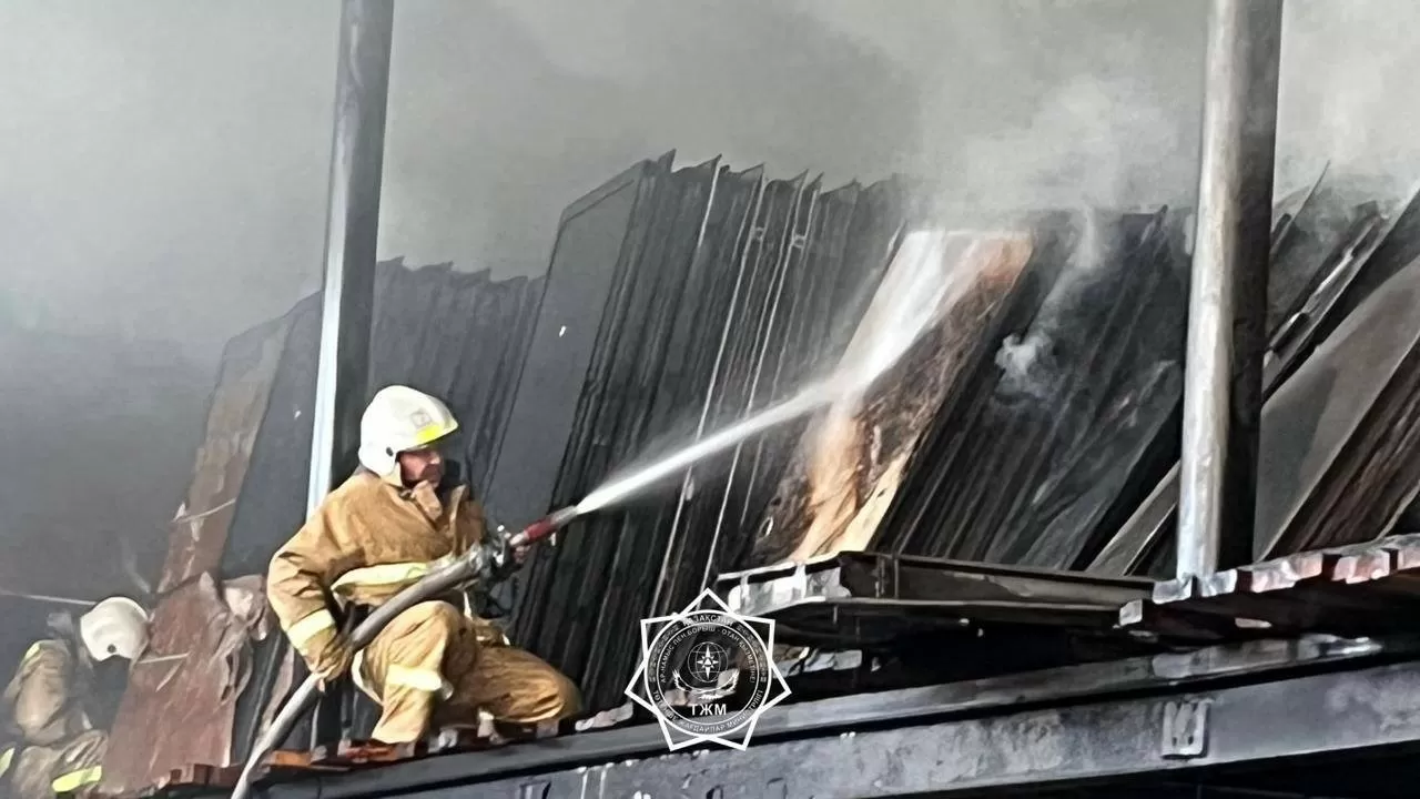 Сложный пожар потушен на складе в Алматы 