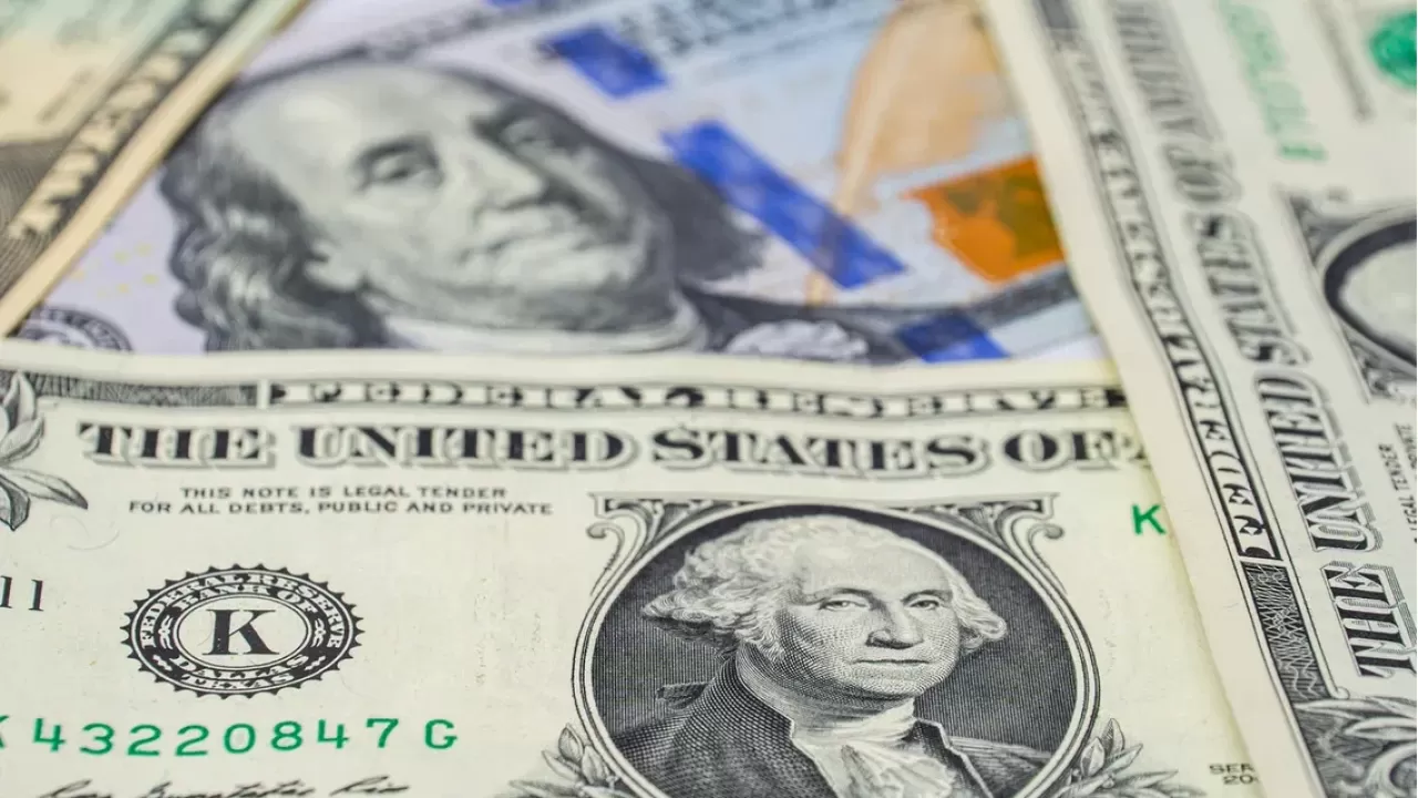 Доллар давит тенге: почему нацвалюта теряет позиции? 
