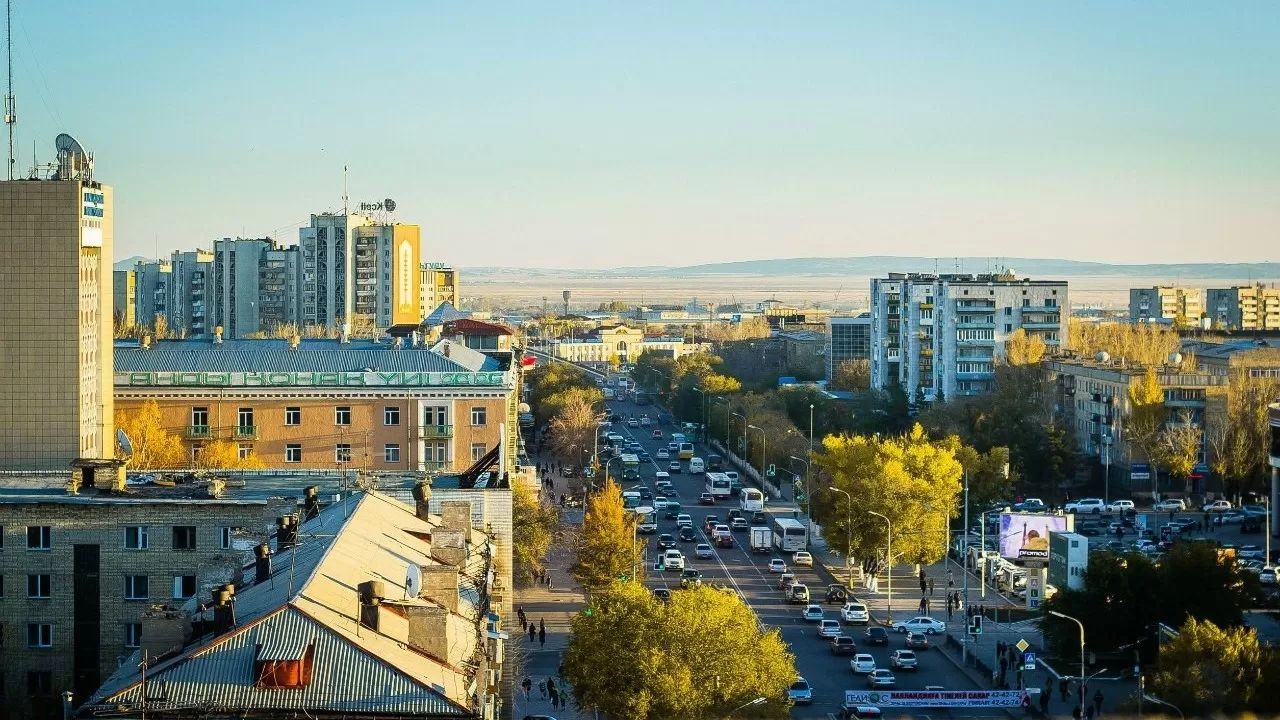 Қарт әйелдердің жалаңаш суреттері Ол фотода өзін жалап жатыр.