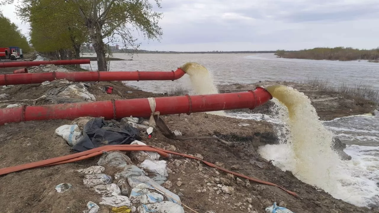 Талые воды продолжают откачивать в четырех областях Казахстана