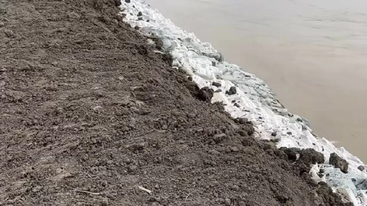 Большая вода уходит из Атырауской области, но очень медленно 