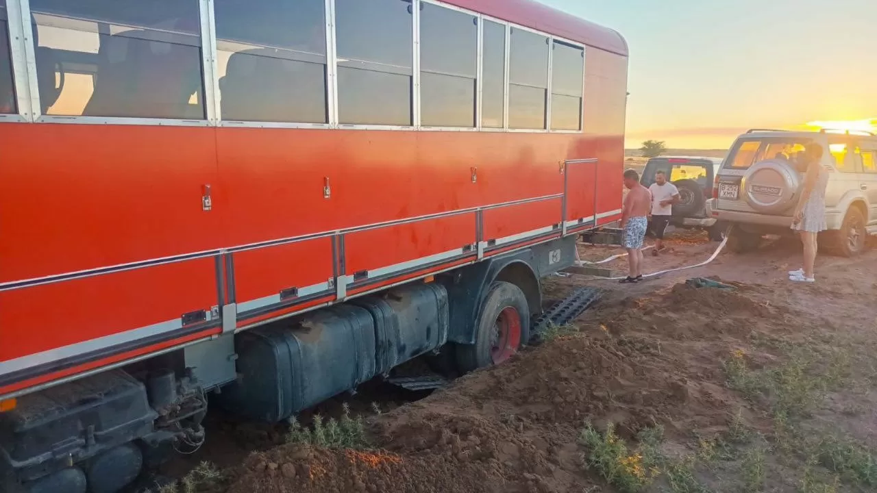 Автобус с туристами из Великобритании застрял в песках Алматинской области