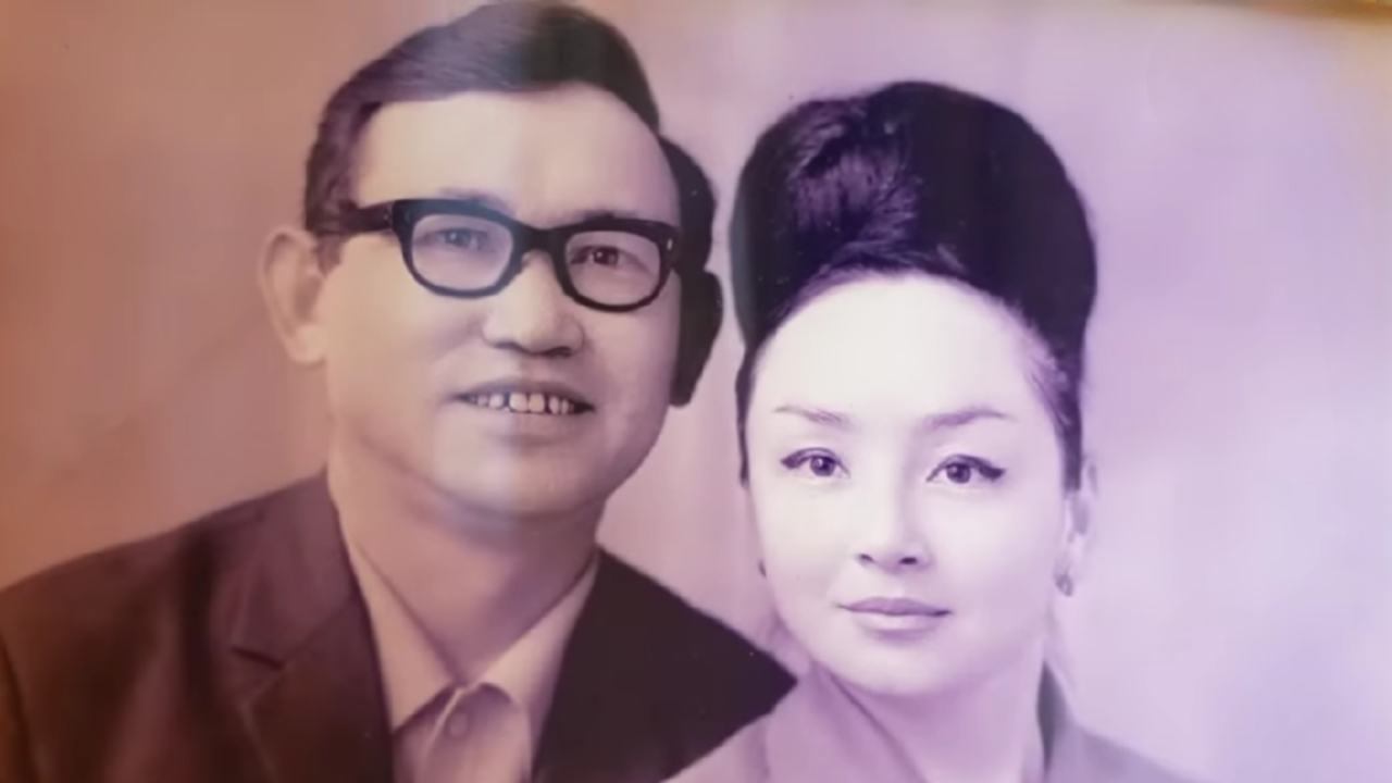 Алексис Адамс анал Қара плащ киген брюнетка бейнеленген порно видео