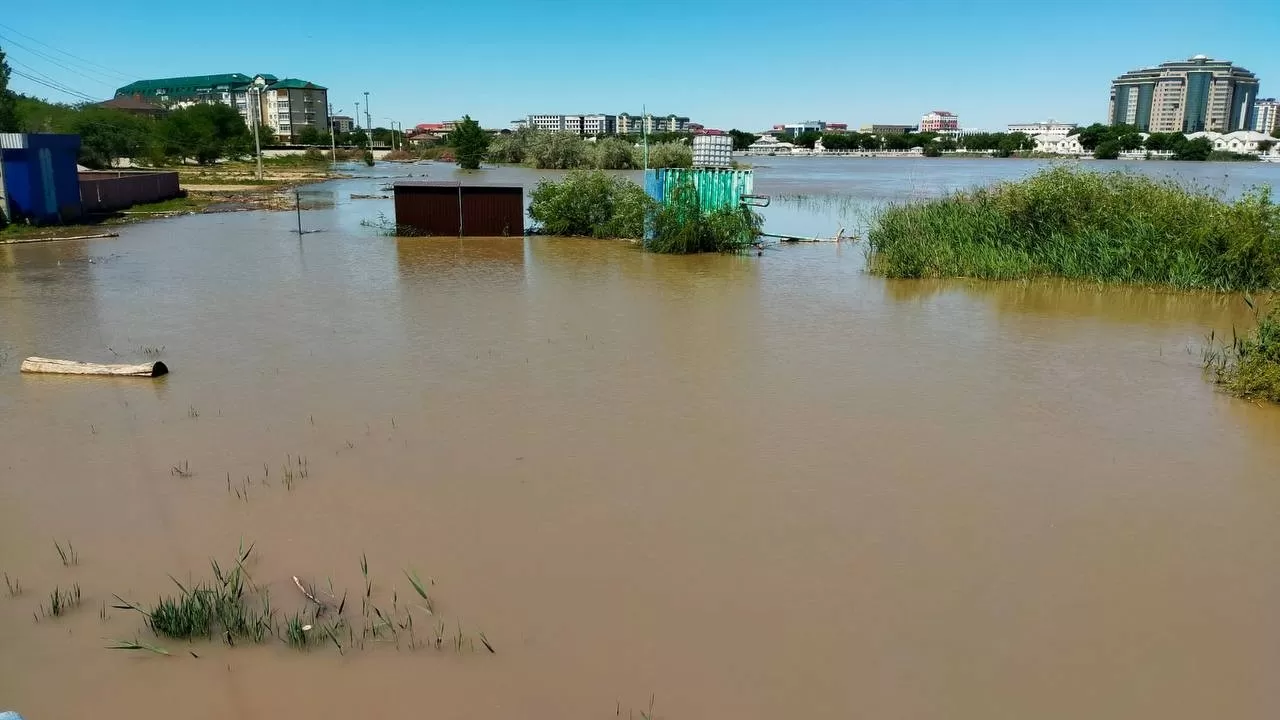 Уровень реки Жайык в Атырау впервые за время половодья пошел на спад 