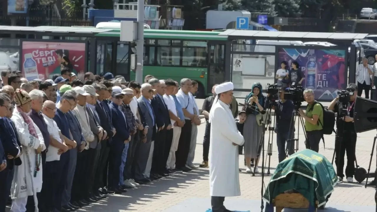 Алматыда Мұрат Әуезовпен қоштасу рәсімі өтті