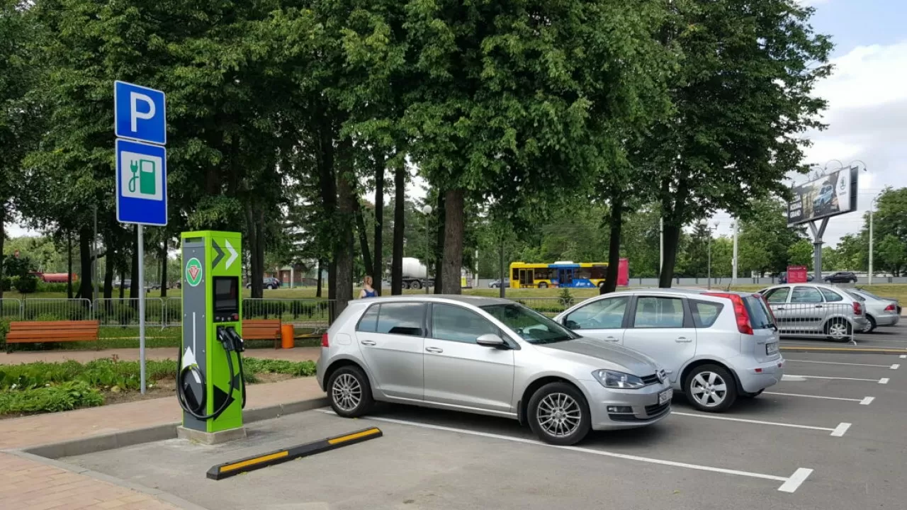 Электромобиль жүргізушілеріне ақылы тұрақтарда тегін орын беріледі 