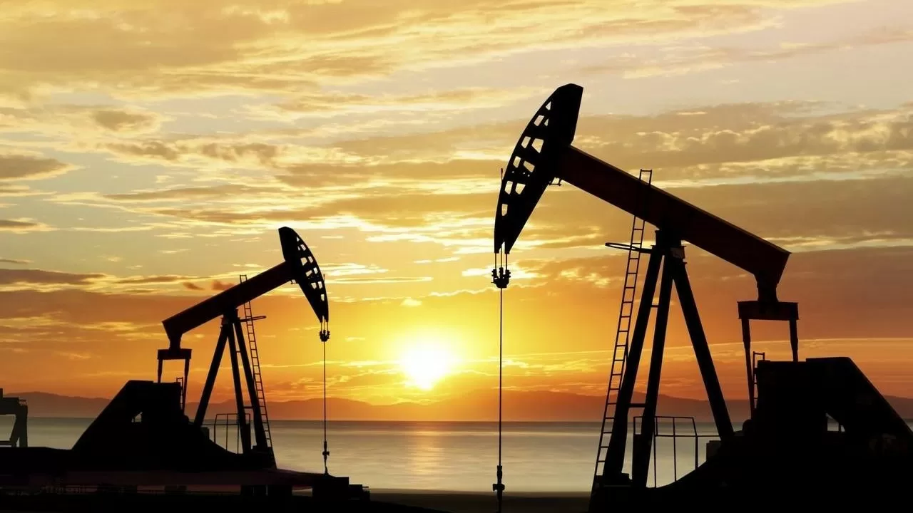 Страны ОПЕК+ в мае превысили на 630 тыс. б/с план по добыче нефти с учетом добровольных сокращений
