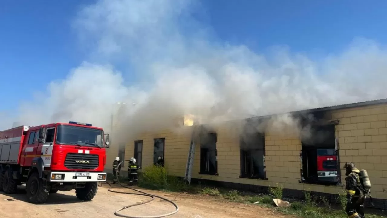 Пожарные тушат обширный пожар в Уральске 