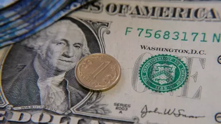 Тенге закончил весну заметным ослаблением к американскому доллару