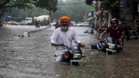 Мощный ливень в Индии: подтопления и отключения электричества происходят в Дели