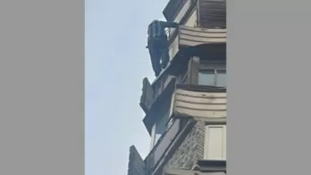 Мужчину, повисшего на балконе восьмого этажа в Павлодаре, спасли