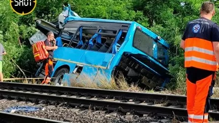 Пассажирский поезд протаранил автобус в Словакии. Есть жертвы и раненые 