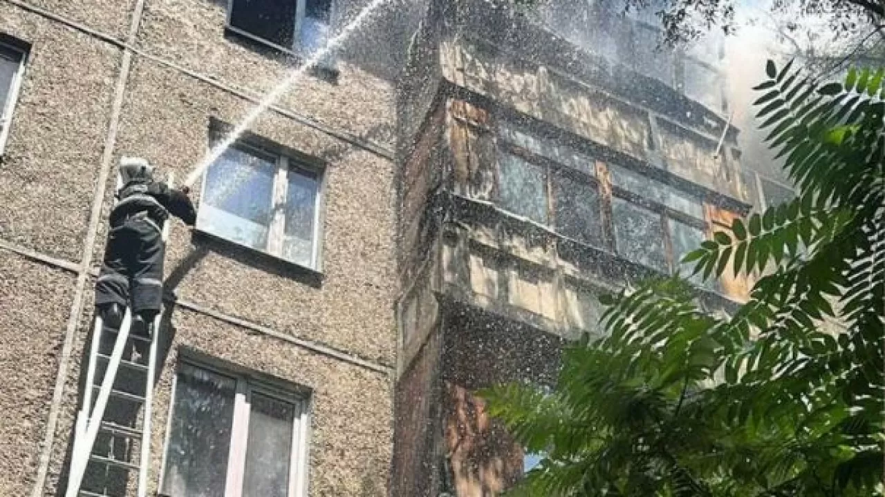 Пожарные потушили загорание балкона в Алматы