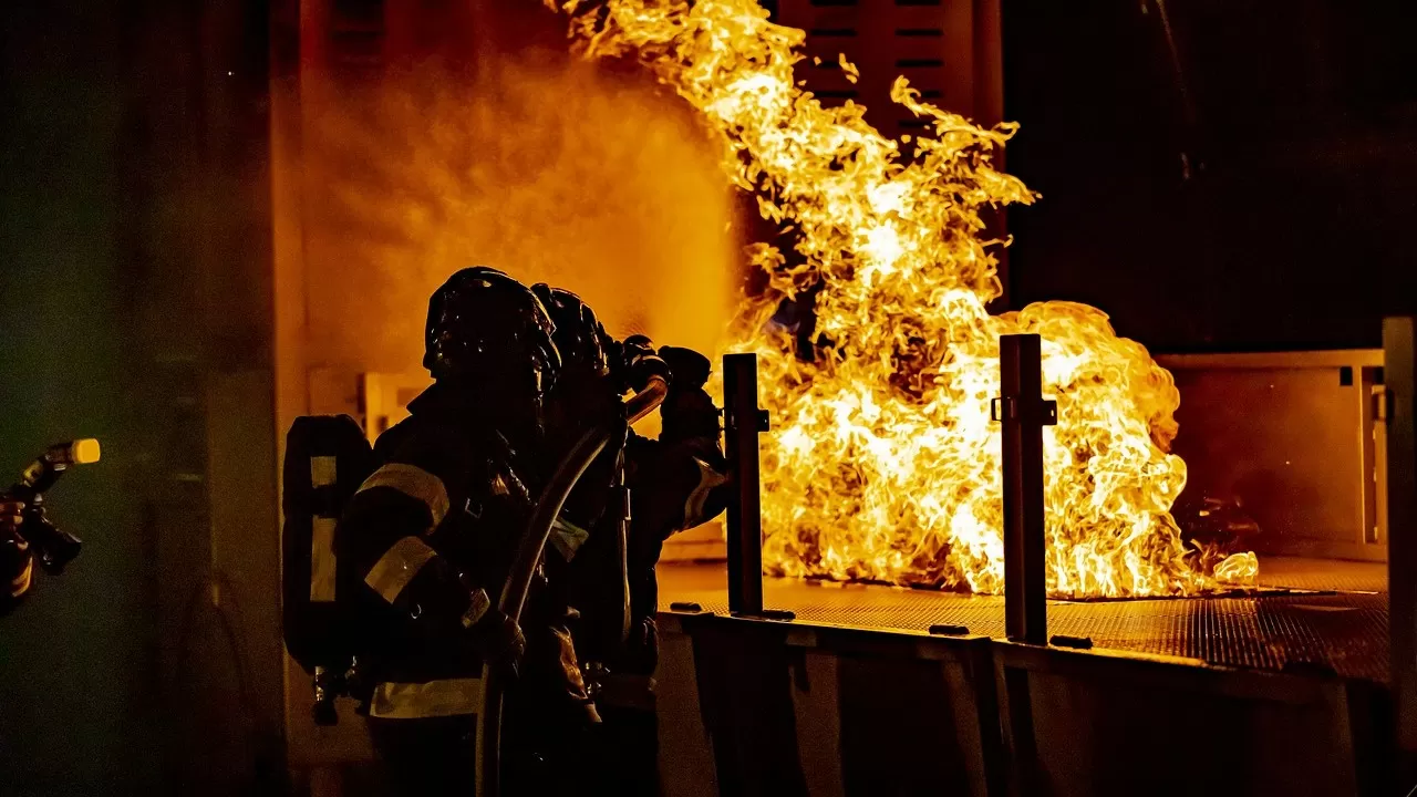 Мужчина с ожогами госпитализирован с места пожара в ВКО  