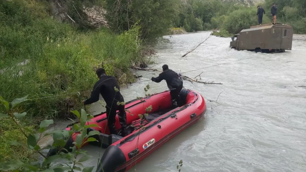 Группа туристов застряла посреди реки в Жетысуской области