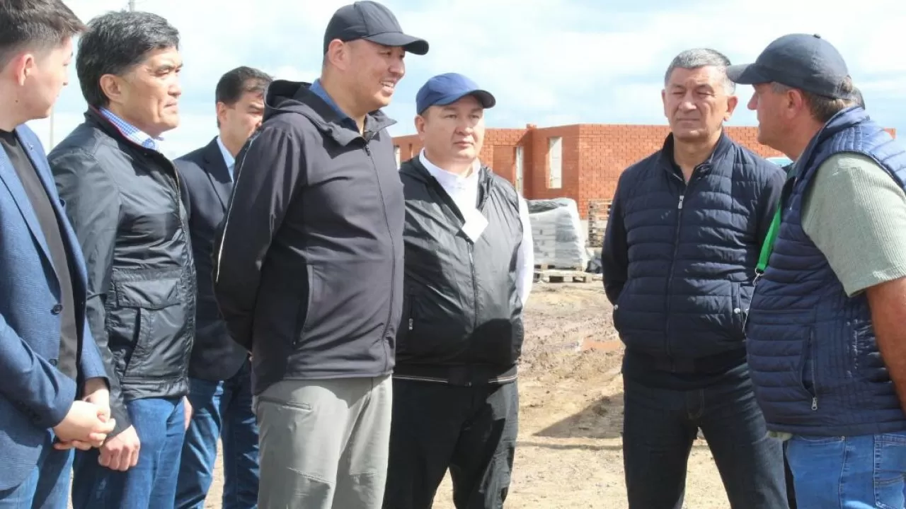 Канат Шарлапаев распорядился строить дома для пострадавших от паводков круглосуточно