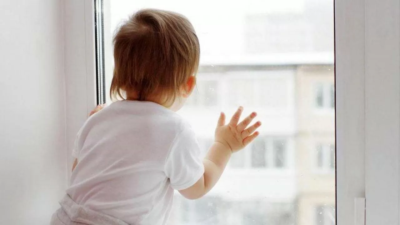 Двухлетний ребенок выпал из окна в Костанае 