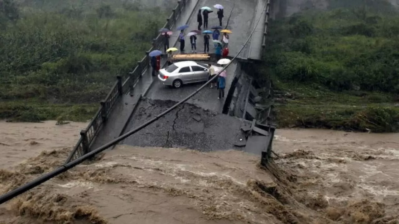 Наводнение обрушило автомобильный мост в Китае