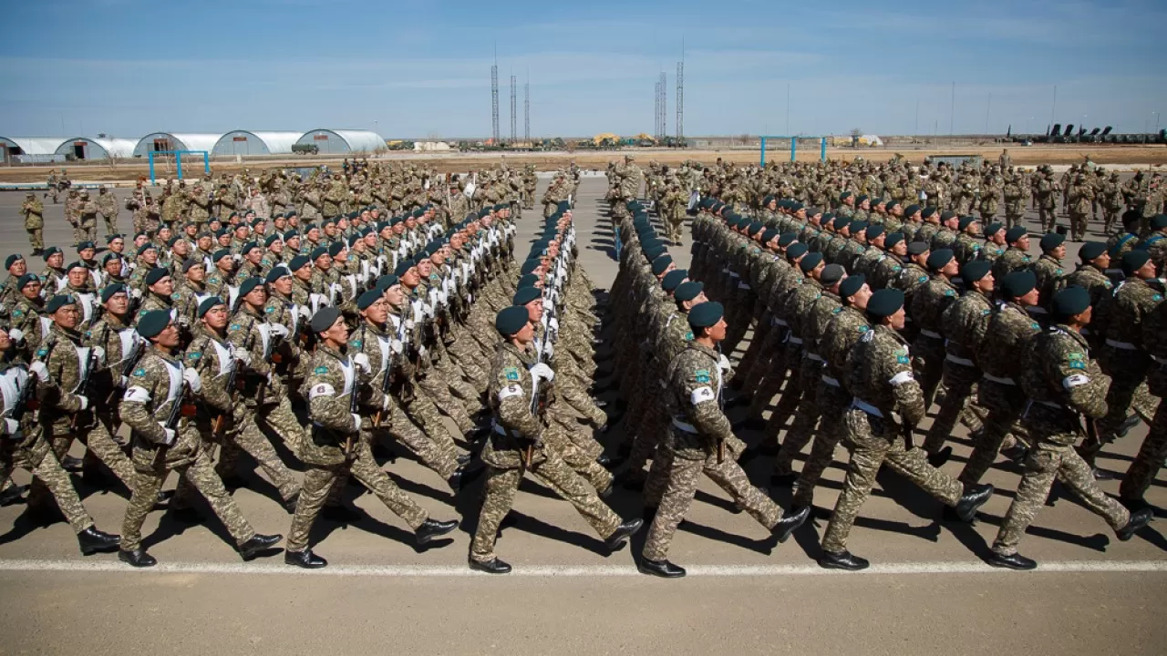 До чего цифровизация дошла: в Казахстане теперь можно удаленно стать военнослужащим-контрактником