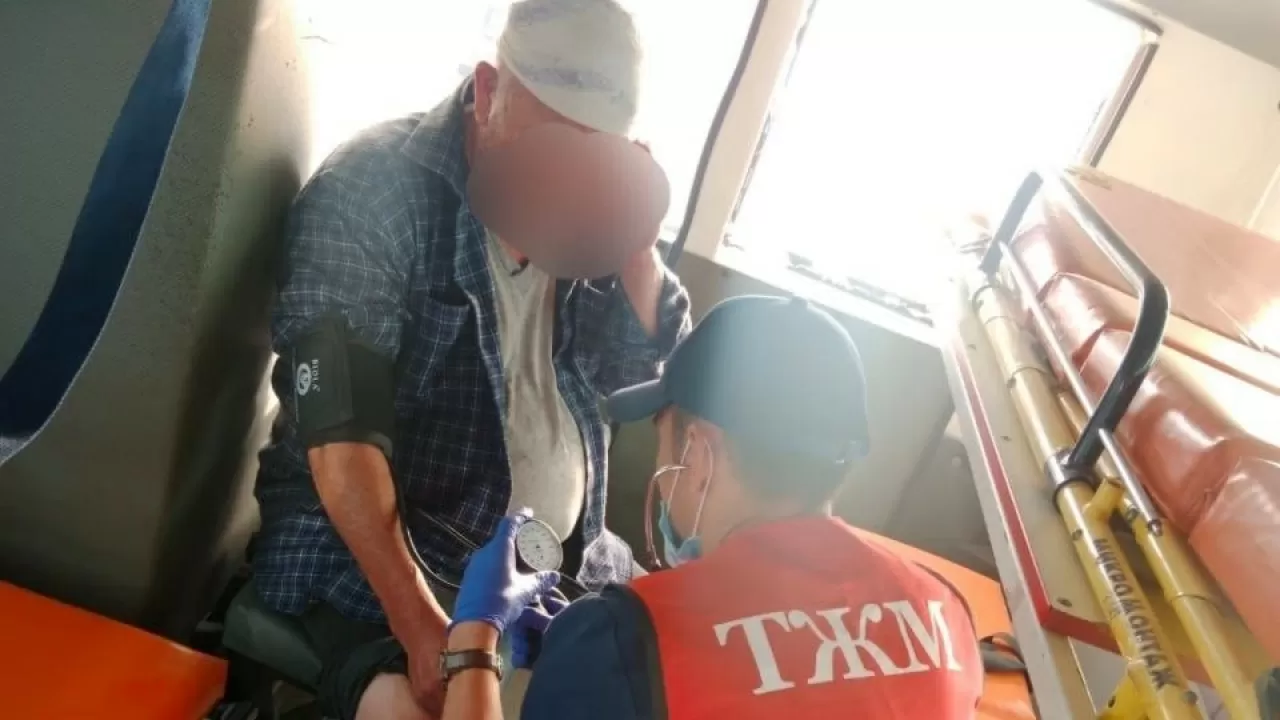 Спасатели оказали помощь пострадавшим от крупного ДТП в Казахстане 