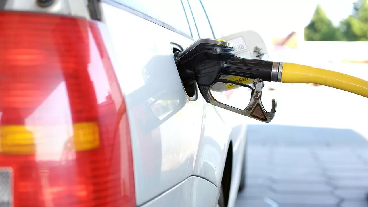 На сколько вырастут цены на бензин в Казахстане, рассказал глава минэнерго